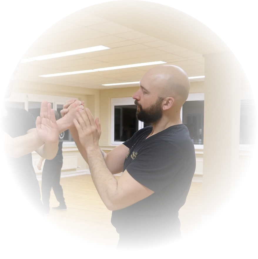 Florian Runkel beim Wing-Chun-Training mit einem Partner in der Schule in Altdorf.